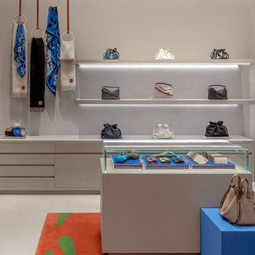 Die spanische Marke gehört zum Luxusgüterkonzern LVMH und sitzt in Madrid.