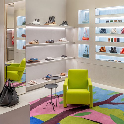 Der Sessel ist ein Designerstück von Gerrit Thomas Rietveld.