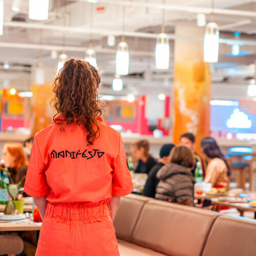 Für die Gestaltung der Innenräume, der Restaurants, der Bars und der maßgefertigten Möbel sowie für das Treppenelement und die Wandmalerei wurde die Architektin Sara Gomez engagiert. 