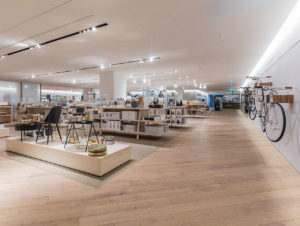 Die Living-Etage im vierten Obergeschoss. Der Deckenspiegel reflektiert die Beleuchtung aus Richtstrahlern.