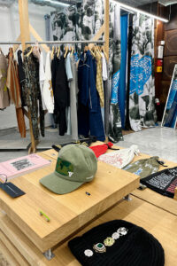 In einem der Nebengebäude ist ein Pop-up für Street- und Urbanwear eingezogen