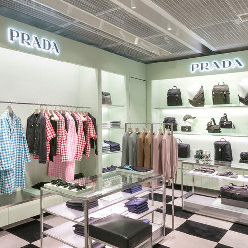 Klassischer Prada-Look mit großformatigem Schwarz-Weiß-Schachbrettmuster als Boden