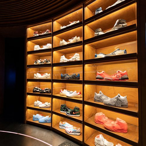 Presentedby vertreibt Premium- und Limited-Edition-Sneakers und Streetwear. 