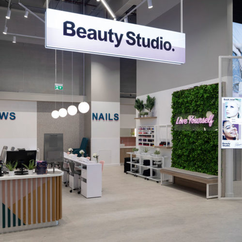 : In den größeren Filialen von Primark wie hier im Trafford Centre gibt es auch ein Beauty Studio. 
