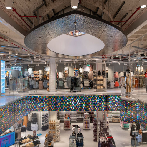 Das Atrium ist das Zentrum jeder Primark-Filiale, hier in Barcelona 