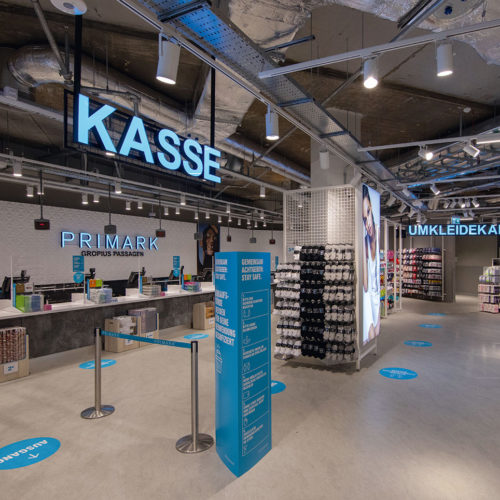 Blick in die neue Primark-Filiale in den Gropius Passagen in Berlin: Hier ist
der raue, schnörkellose Stil an die Neuköllner Umgebung angepasst.