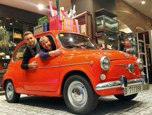 Der Fiat 600 aus den 50er-Jahren im Eingang stammt aus dem Familienbesitz der Betreiber.