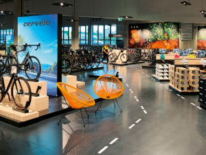 Im Stadler Bikestore in Wien setzte Ppm ca. 1.000 qm Spanplatte aus 100 Prozent wiederverwertetem Holz ein.