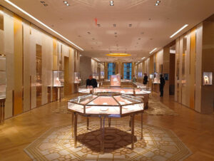 Die juwelenartige Atmosphäre des mehrstöckigen Tiffany-Flaggschiffs in der 5th Avenue bietet die ideale Bühne für hochwertige Produkte