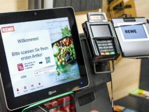 Neben fünf klassischen Kassen gibt es auch fünf Self-Scanning-Terminals