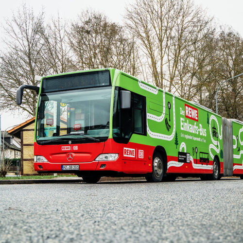 Die Deutsche Bahn-Tochter DB Regio Bus Mitte ist für den Fahrbetrieb und die Wartung des Busses verantwortlich.