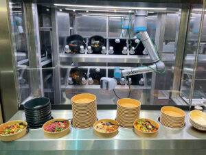 Salate und Bowls werden mit der Roboterküche von Goodbytz zentral produziert
