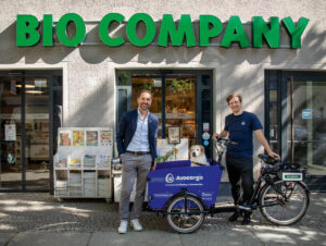 Bei Bio Company ist der E-Lasten- rad-Verleih ein Erfolgsmodell, insbesondere Familien nutzen den Service. Im Bild Boris Frank (links), Marketingleiter bei Bio Company, mit seinem Kooperationspartner Matti Schurr, Avocargo