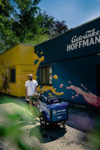 Getränke Hoffmann ist der erste Getränkefach- markt mit E-Lastenrad- Verleih
