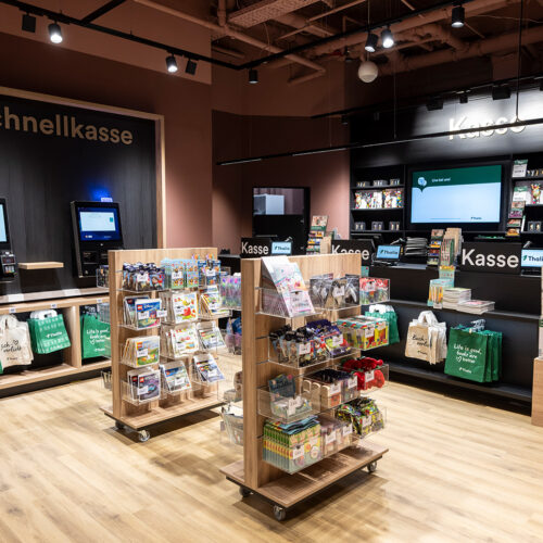 Die Kassenzone kombiniert bediente Terminals mit einer „Schnellkasse" zum Self-Checkout