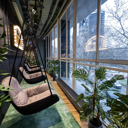 „Abhängen" und schmökern mit Blick auf die Gedächtniskirche