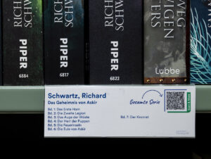 QR-Codes an den Regalschildern ermöglichen Kund:innen per Scan den direkten Zugriff auf weitere Titel im Thalia-Onlineshop