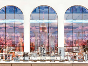 Wandfüllende Videoinstallationen bringen die New York Skyline ins Erdgeschoss des neu gestalteten Flagship-Stores.