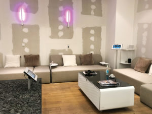 Eine Bar und eine Sofa-Lounge tragen zur einladenden Atmosphäre bei.