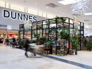 Stand-alone-Blumen-Shop in der großzügigen Vorkassenzone des Dunnes Store im irischen Limerick.