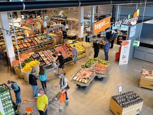 Fließender Übergang vom Eingangsbereich in die Obst & Gemüse-Abteilung in einer Tegut-Filiale in Marburg.