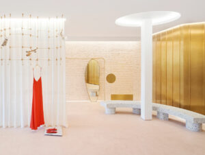 Forte hat im Store in Los Angeles ein Interieur mit pastelligen und goldenen Oberflächen geschaffen. Oberflächen geschaffen