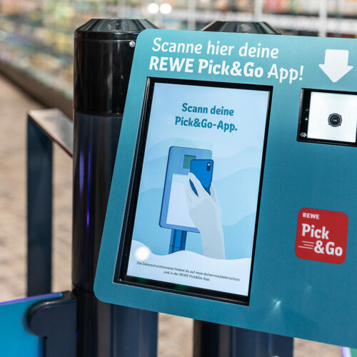 Mit dem Pick & Go-System will Rewe den Kund:innen einen kassenlosen Einkauf ermöglichen. 