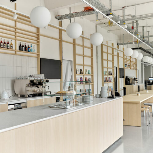 Auch der Café-Bereich ist in hellen Farben gehalten