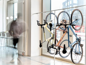 Die Präsentation des Bike-Sortiments entspricht einer nach Erlebnissen kuratierten Ausstellung