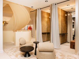 Über Umkleidekabinen sind als offene Inseln mit Sitzmöglichkeiten für Begleitpersonen angelegt.