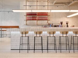 Die beiden Bars sind als eigenständige Interior-Objekte konzipiert und stehen exemplarisch für die Verbindung von Retail und Hospitality im neuen Kleider Bauer-Haus.