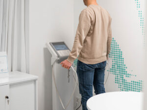 Es gibt auch Zusatzleistungen aus dem Bereich der Prävention für Selbstzahler, wie eine bioelektrische Impedanzanalyse, bei der Fett-, Muskel- und Wassergehalt im Körper bestimmt werden