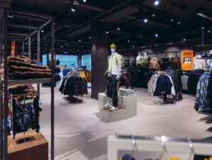 Gezielte Beleuchtung setzt Produkte und Sortimentsbereiche bewusst in Szene und prägt die Atmosphäre des neuen Sportscheck-Flagshipstores in Hannover.