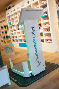 Mit dem Foot-Balance-System können Kund:innen Einlegesohlen im Laden anpassen lassen