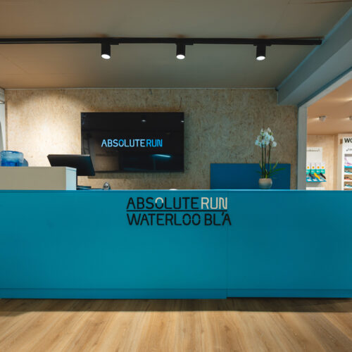 Die CI-Farbe, leuchtendes Cyan-Blau, soll - wie hier am Kassentisch - für Frische, Klarheit und kommunikative Aktivierung stehen