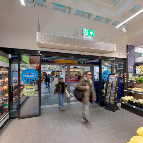 Unmittelbar am Eingang befindet sich eine Abteilung mit Obst, Gemüse und Convenience-Produkten