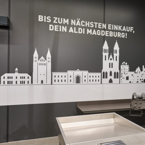 Bis auf die Magdeburger Stadtsilhouette hinter den Kassen verzichtet Aldi auf Deko-Elemente