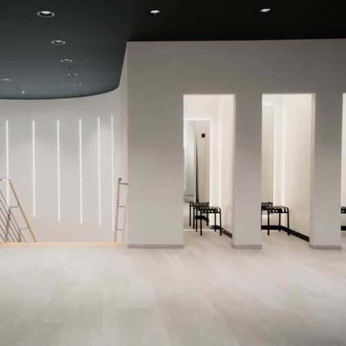 Schlichte Klarheit im Design herrscht auch im Bereich der Umkleiden