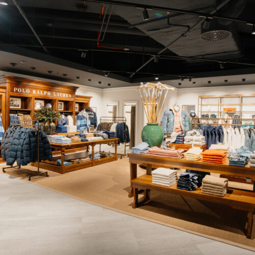 Der Shop-in-Shop von Ralph Lauren in warmen Holztönen