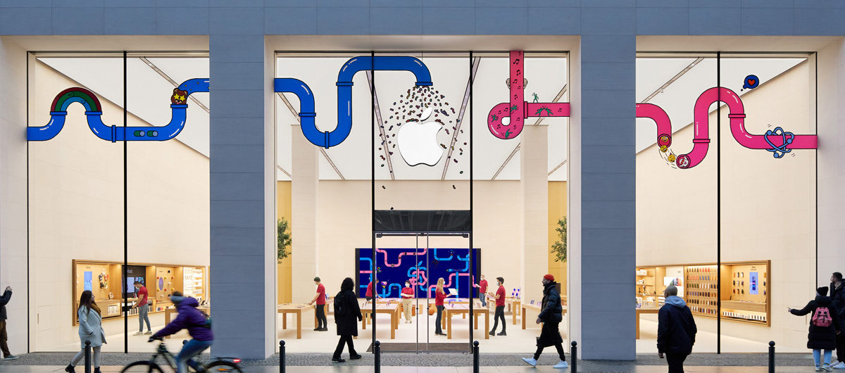 Die Glasfassade des neuen Apple Stores in der Rosenthaler Straße