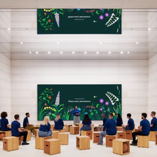 Im Forum unter der Spiegeldecke finden Apples Produktpräsentationen und Vorträge statt.