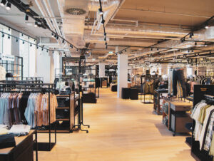 Die Herrenmode im Obergeschoss präsentiert sich auf Multilabel-Flächen im Mittelraum und in Originalshops der Anbieter