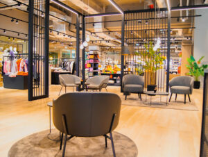 Ein besonderes Highlight ist der großzügige Loungebereich in der Damenabteilung. Im Obergeschoss befindet sich ein weiteres Café