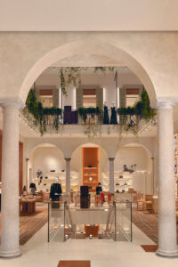 Das lichtdurchflutete Erdgeschoss des Louis Vuitton Flagship-Stores wird von der historischen Architektur des Palazzo Taverna geprägt