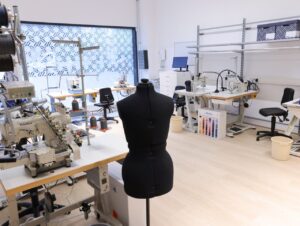 Im hauseigenen Änderungsatelier können Kund:innen Kleidungsstücke ändern oder reparieren lassen.