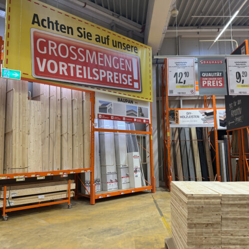 In der Holzabteilung gibt es unter anderem Leimholzplatten und Bauholz zu Großmengenpreisen