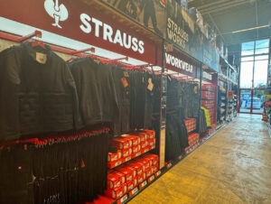 Die Premium-Workwear von Strauss ist fest in die Verkaufsfläche integriert