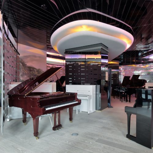 Das Beleuchtungskonzept orientiert sich an den Formen des Klavierbausteins, in dem die Saiten eingespannt sind.