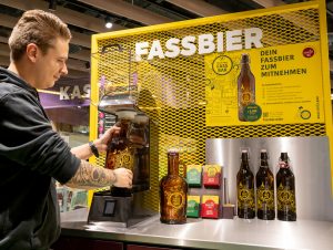 An der Ottakringer Fassbar können Kund:innen Bier in Mehrwegflaschen zapfen.