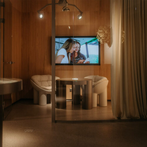 Digitale Screens informieren über Produkte und ihre Herstellung